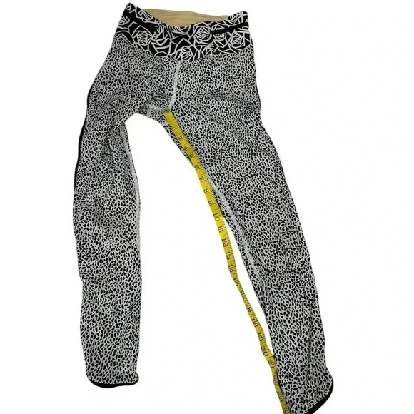 Lululemon Real Quick Tight Miss Mosaic White / Posey Black White, Luxtreme® 2 - Picture 3 of 9